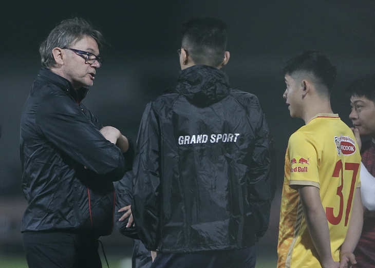 HLV Philippe Troussier rèn U22 Việt Nam tập tới tối muộn - Ảnh 7.