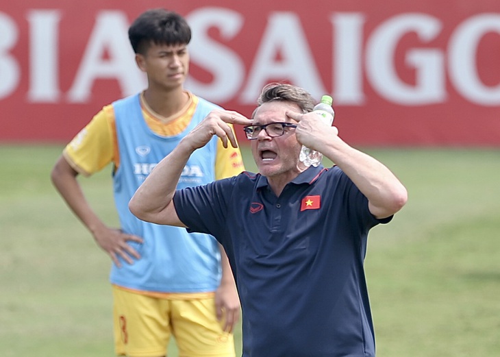 HLV Philippe Troussier loại 13 cầu thủ U22 Việt Nam - Ảnh 1.