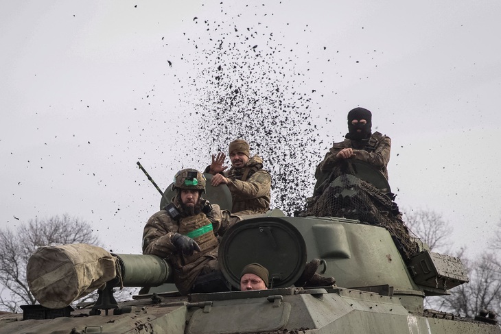 Binh sĩ Ukraine tại Bakhmut - Ảnh: REUTERS