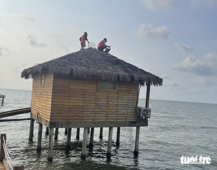 Tháo dỡ sáu căn bungalow xây dựng trái phép ở Phú Quốc - Ảnh 1.