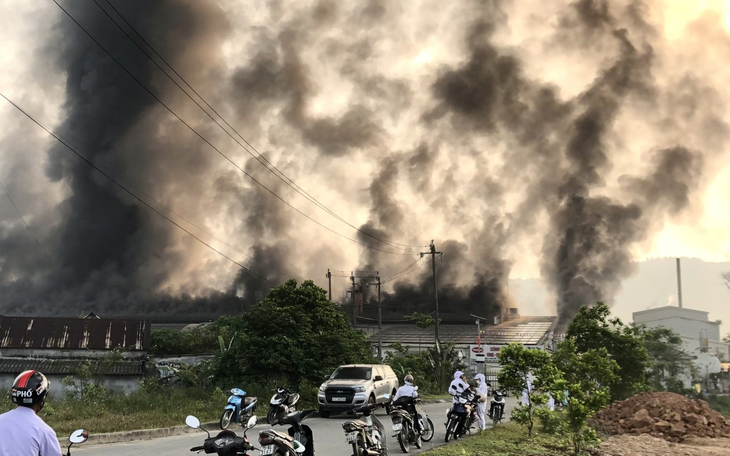 Nhà kho trong Khu kinh tế Chân Mây - Lăng Cô cháy lớn