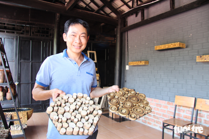 ‘Hô biến’ lá sen thành tranh vẽ hút hồn khách du lịch - Ảnh 5.