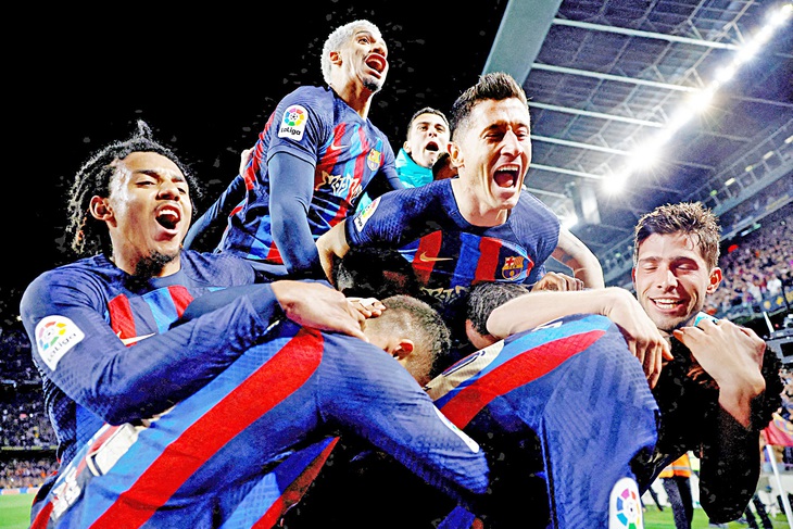 Các cầu thủ Barca ăn mừng trong trận thắng Real - Ảnh: Reuters