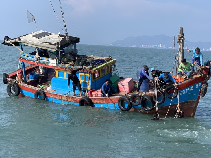 Thuyền đánh cá chìm ngoài khơi biển Cần Giờ, một người chết - Ảnh 2.