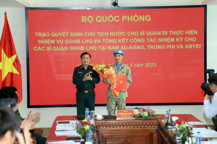 Trao quyết định cho sĩ quan công binh đi gìn giữ hòa bình ở Trung Phi - Ảnh 1.