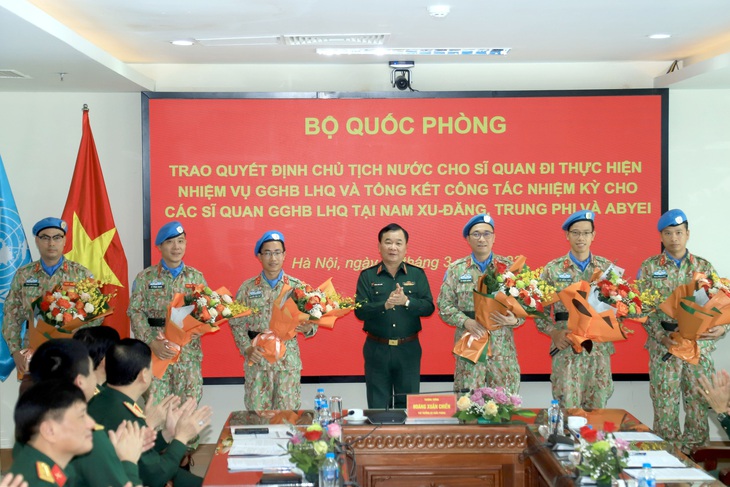 Trao quyết định cho sĩ quan công binh đi gìn giữ hòa bình ở Trung Phi - Ảnh 2.