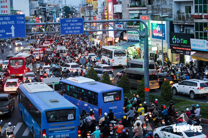 Điểm ùn tắc khu vực ngã tư Hàng Xanh rối loạn giao thông vào giờ cao điểm - Ảnh: CHÂU TUẤN