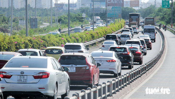 Ban An toàn giao thông TP.HCM cho biết cao tốc TP.HCM - Long Thành - Dầu Giây cũng diễn ra tình trạng ùn ứ vào giờ cao điểm, cần nhanh chóng khắc phục - Ảnh: THU DUNG