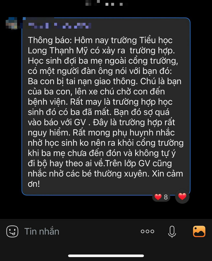 Học sinh ở TP.HCM bị người lạ dụ lên xe khi chờ ở cổng trường, hiệu trưởng nói gì? - Ảnh 1.