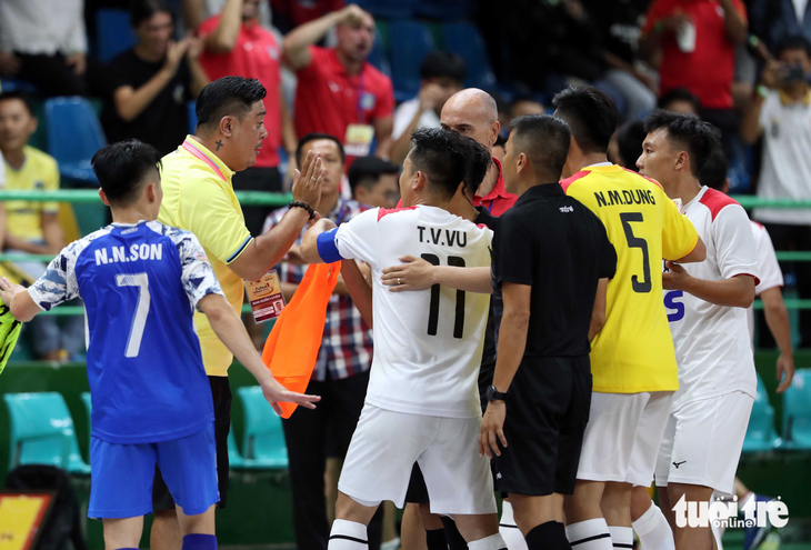 Trọng tài bị vây ở trận futsal siêu kinh điển Việt Nam - Ảnh 4.