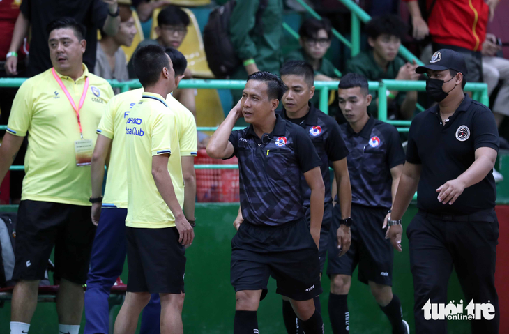 Trọng tài bị vây ở trận futsal siêu kinh điển Việt Nam - Ảnh 9.