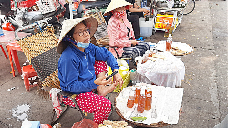 Những chuyện ngồ ngộ ở miền Tây - Kỳ 1: Leo ngọn dừa, kiếm tiền triệu - Ảnh 1.