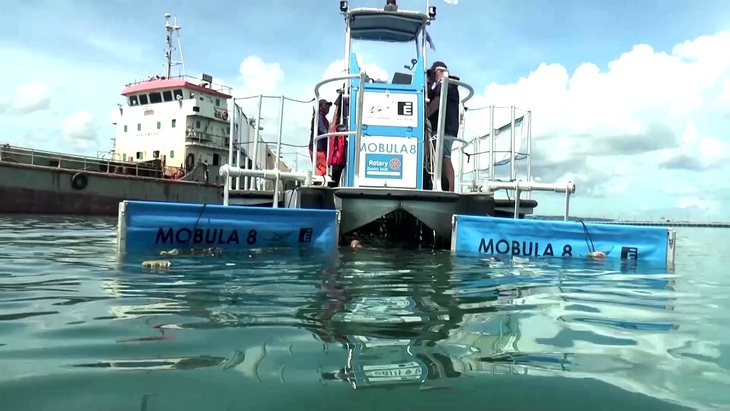 “Đảo thiên đường” Bali lần đầu có tàu thu gom rác ngoài khơi - Ảnh 1.