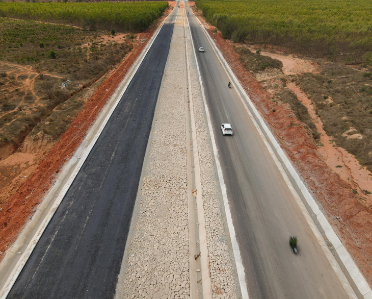 Xe cộ chạy trên đoạn 8km đã thông xe tạm