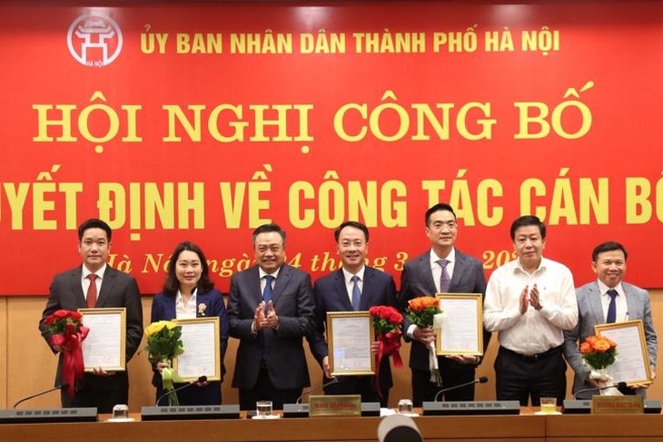 Hà Nội có ba tân giám đốc sở, người trẻ nhất 44 tuổi - Ảnh 1. Hà Nội có ba tân giám đốc sở, người trẻ nhất 44 tuổi - Ảnh 1.
