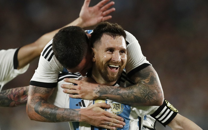 Messi ghi siêu phẩm cùng tuyển Argentina