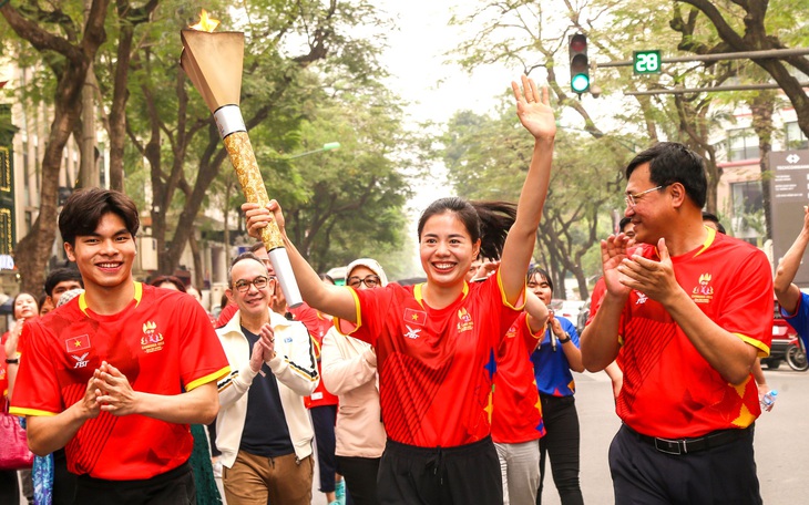 Nguyễn Thị Huyền cùng 200 VĐV Việt Nam rước đuốc SEA Games 32