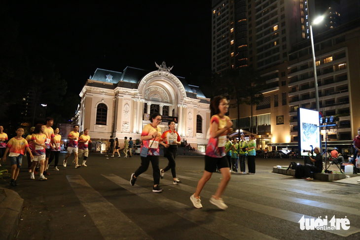 4.000 người chạy đêm giải District 1 Midnight Run ở trung tâm TP.HCM - Ảnh 2.