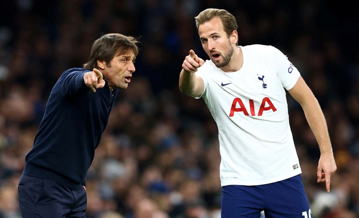 Conte (trái) ra đi có lẽ là kết thúc cho hy vọng giành danh hiệu của Kane ở Tottenham - Ảnh: REUTERS