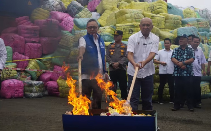 Indonesia đốt hàng triệu USD quần áo cũ để bảo vệ ngành may mặc