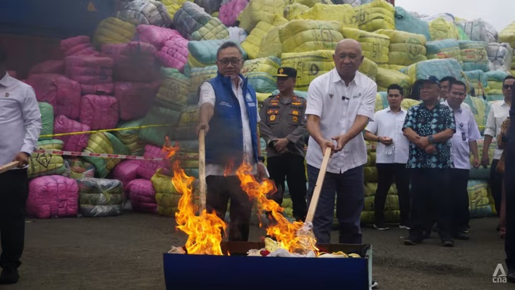 Indonesia đốt hàng triệu USD quần áo cũ để bảo vệ ngành may mặc - Ảnh 1.