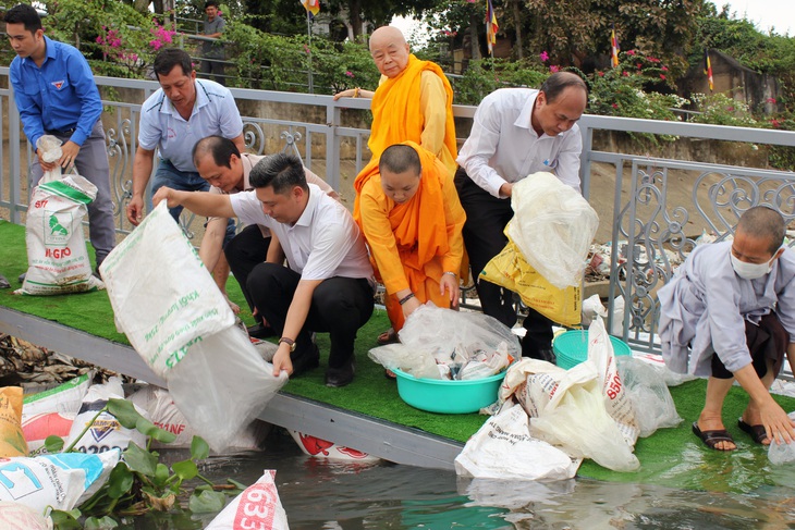 Thả 320.000 con tôm, cá giống xuống sông Đồng Nai - Ảnh 2.