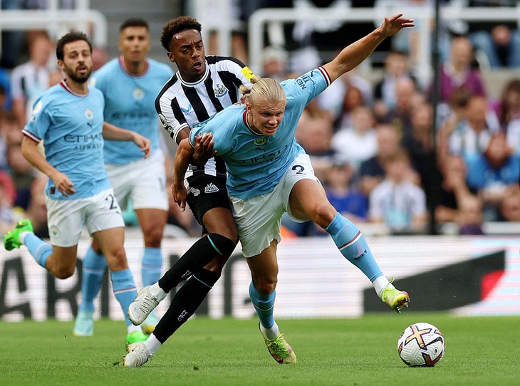 Newcastle (trái) cần có điểm trước Man City để duy trì tham vọngtop 4 - Ảnh: REUTERS