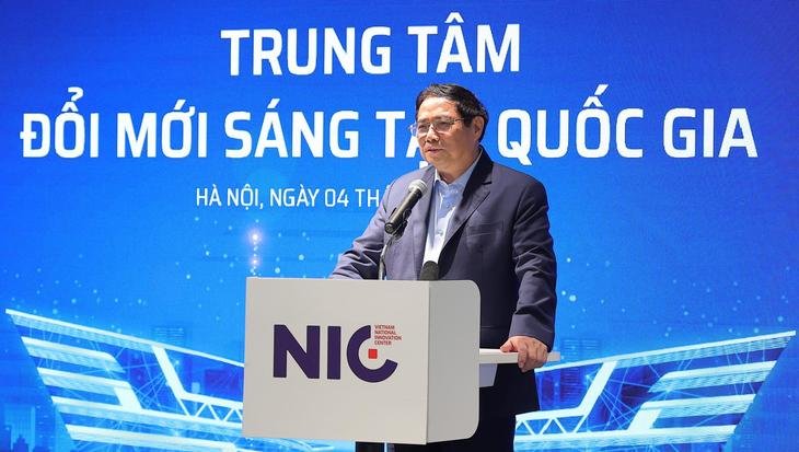 Thăm trung tâm đổi mới sáng tạo, Thủ tướng gợi ý slogan ‘hội tụ trí tuệ, lan tỏa lợi ích - Ảnh 1.