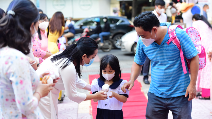 Kết nối với nhà trường qua các kênh thân thuộc để kiểm tra thông tin là cách phụ huynh bảo vệ con của mình - Ảnh: DUYÊN PHAN