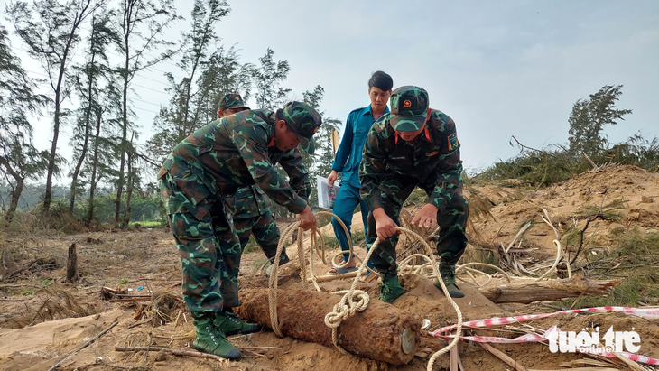 Phát hiện quả bom nặng hơn 150kg còn nguyên ngòi nổ - Ảnh 1.