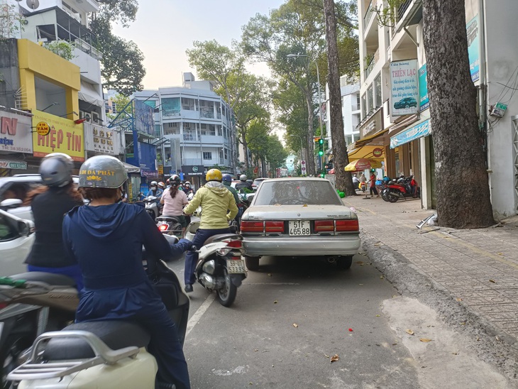 Đường là để lưu thông, đậu xe cả ngày bị chửi ráng chịu? - Ảnh 1.