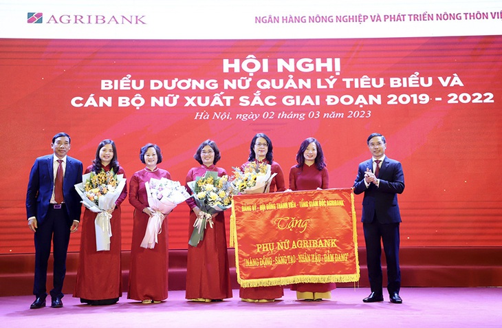 Hơn 200 cán bộ nữ vừa được Agribank tôn vinh nhân kỷ niệm 35 năm thành lập ngân hàng - Ảnh: CTV 