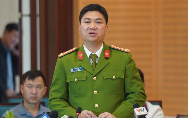 Hà Nội lại ra quân giành vỉa hè cho người đi bộ, tuyến phố Hàng Mã bị tháo mái che lấn chiếm - Ảnh 7.