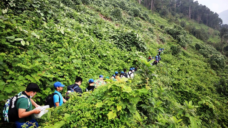 Học sinh Trường Hy Vọng được đào tạo kỹ năng sinh tồn, ăn ngủ trong rừng, bơi lội... để trở nên vững vàng hơn, mạnh khỏe hơn - Ảnh: H.B.