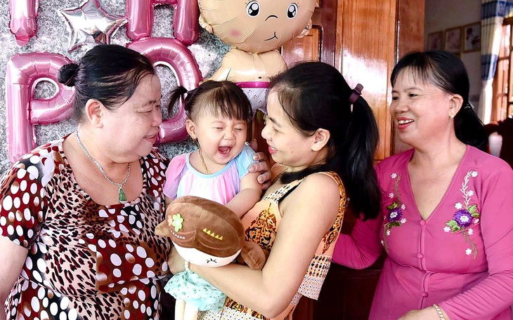 'Ở với ông bà một thời gian, khi ba má điện thoại, con tôi không muốn nghe máy'