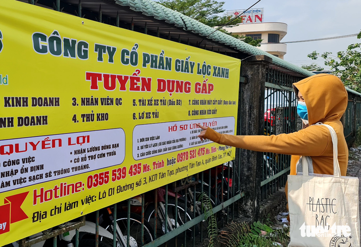 Chị Cẩm Duyên loay hoay tìm việc tại khu công nghiệp Tân Tạo vào một trưa mới đây - Ảnh: CÔNG TRIỆU