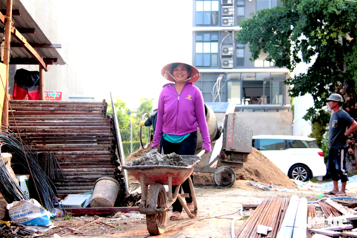 Thợ hồ là những người bị ảnh hưởng đầu tiên của tình trạng cắt giảm lao động, dự án “đứng hình” ngành xây dựng đang gặp - Ảnh: CÔNG TRIỆU