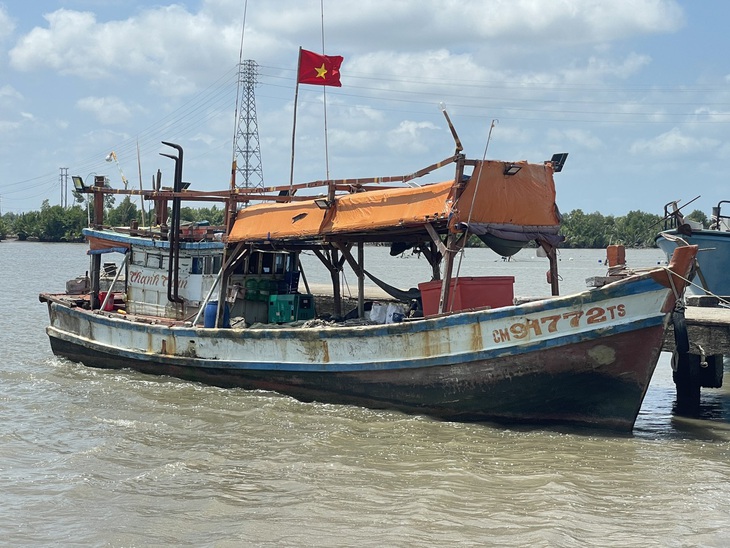 Đưa vụ tàu câu mực giấu 10 đồ nghề giám sát hành trình tàu khác sang công an - Ảnh 1.