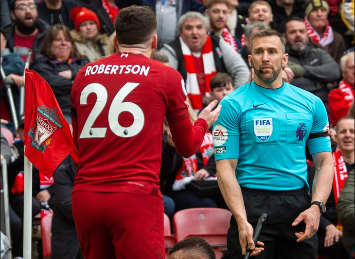 Trợ lý trọng tài Hatzidaki đối mặt với án phạt nặng vì thúc cùi chỏ Robertson của Liverpool- Ảnh: EPA