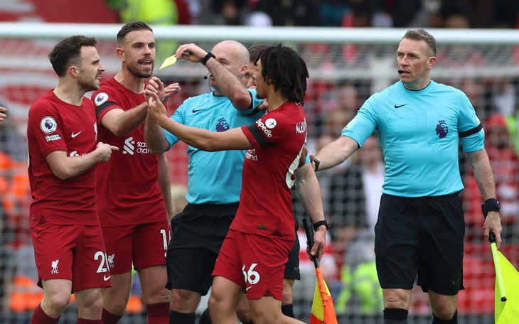 Điều tra lý do trợ lý trọng tài thúc chỏ vào cổ cầu thủ Liverpool