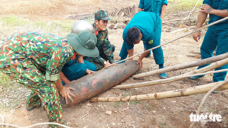 Đào đất xây nhà, phát hiện quả bom 250kg còn ngòi nổ - Ảnh 3.