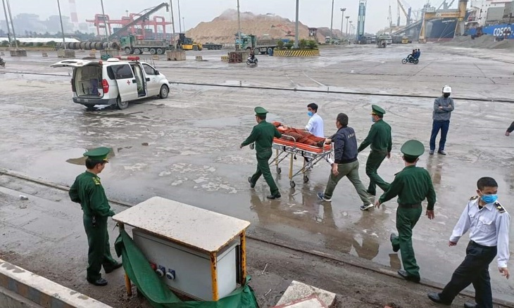 Ba thuyền viên Trung Quốc bị hôn mê trên tàu neo đậu ở cảng Nghi Sơn - Ảnh 2.