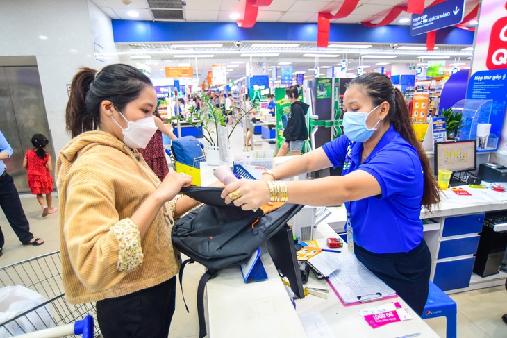 Các loại túi thời trang, thể thao, túi laptop và hành lý Tucano mang phong cách Ý, được làm từ vật liệu tái chế, đang được khách hàng tích tem đổi quà tại Co.opmart Xa lộ Hà Nội - Ảnh: QUANG ĐỊNH