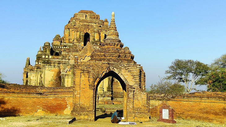 Một người bán tranh tại một điểm du lịch vắng vẻ ở Bagan. Ảnh: TÚ NGUYỄN