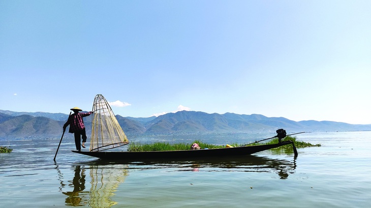 Một người dân tung lưới đánh cá trên hồ Inle. Ảnh: TÚ NGUYỄN