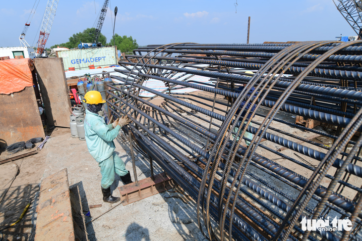 Công nhân thi công cầu Nhơn Trạch thuộc dự án thành phần 1A, đoạn Tân Vạn - Nhơn Trạch (giai đoạn 1), thuộc đường vành đai 3 TP.HCM - Ảnh: QUANG ĐỊNH