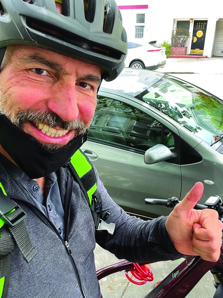Dara Khosrowshahi selfie khi đang làm shipper giao đồ ăn cho Uber.