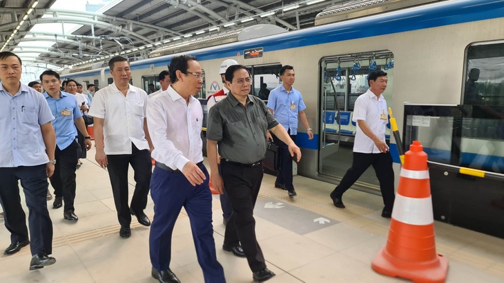 Thủ tướng Phạm Minh Chính và Bí thư Thành ủy TP.HCM Nguyễn Văn Nên trong đoàn thị sát tuyến metro số 1 - Ảnh: Ban Quản lý đường sắt đô thị TP.HCM