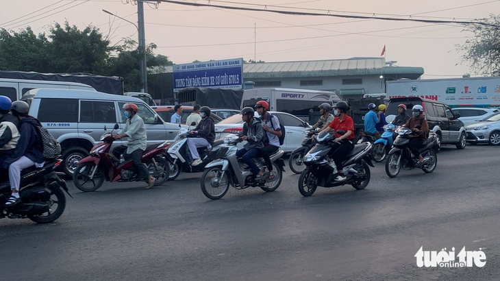 Trung tâm đăng kiểm An Giang quá tải, tài xế ăn bờ, ngủ bụi - Ảnh 1.