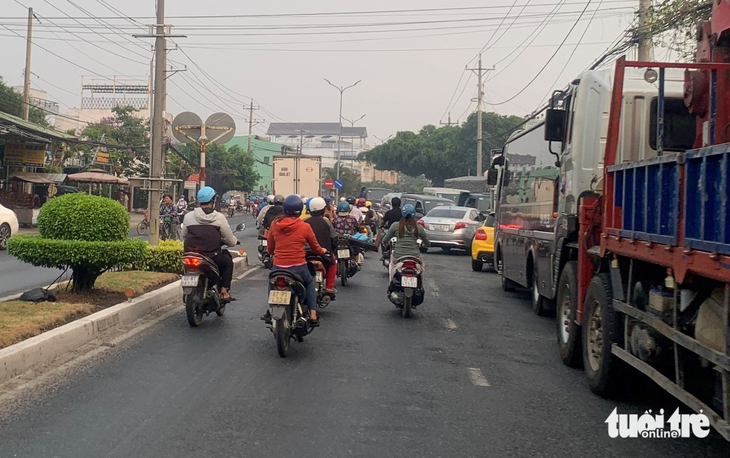 Trung tâm đăng kiểm An Giang quá tải, tài xế ăn bờ, ngủ bụi - Ảnh 3.